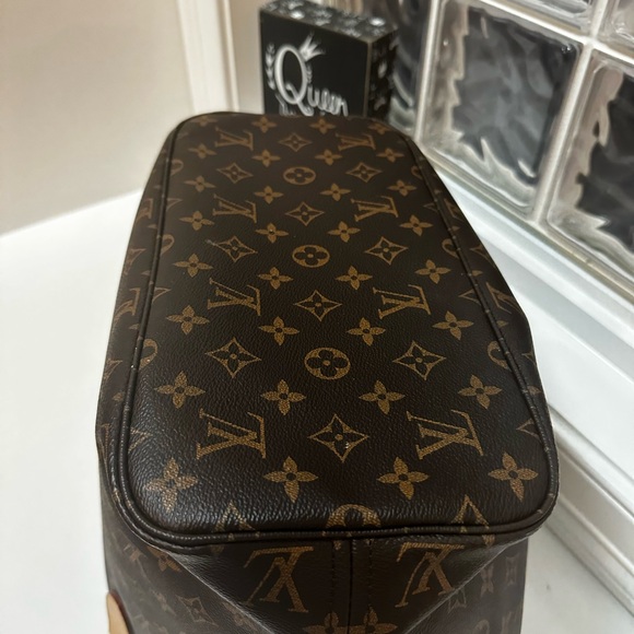 Louis Vuitton Neverfull mm. - Picture 6 of 10